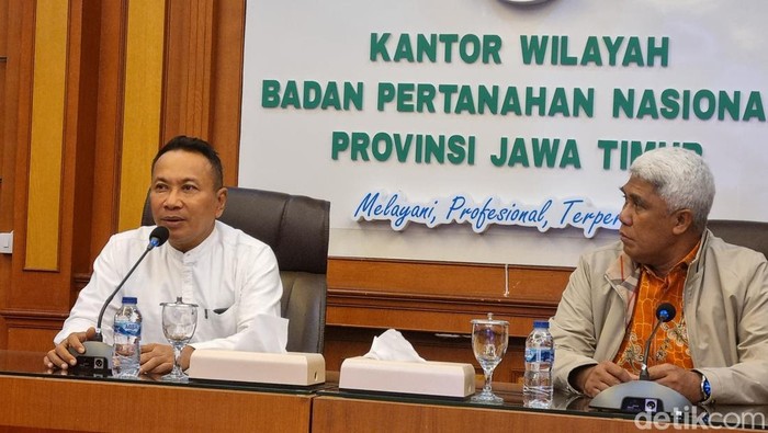Kepala Kanwil BPN Jatim Lampri saat menjelaskan tentang HGB di laut Sidoarjo.