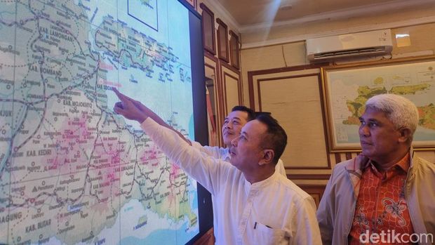 Kepala Kanwil BPN Jatim Lampri saat menyampaikan penjelasan tentang HGB seluas 656 hektare di laut Sidoarjo.