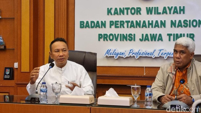 Kepala Kanwil BPN Jatim Lampri saat menyampaikan penjelasan tentang HGB seluas 656 hektare di laut Sidoarjo.