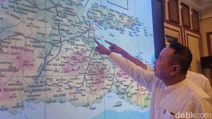 Kepala Kanwil BPN Jatim Lampri saat menyampaikan penjelasan tentang HGB seluas 656 hektare di laut Sidoarjo.