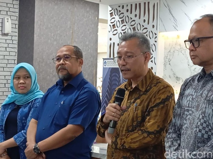 Kiri ke kanan:  ASN Kemendikti Neni Herlina, Ketua Paguyuban Pegawai Dikti Suwitno, Sekjen Dikti Togar M Simatupang dan Dirjen Dikti Khairul Munadi