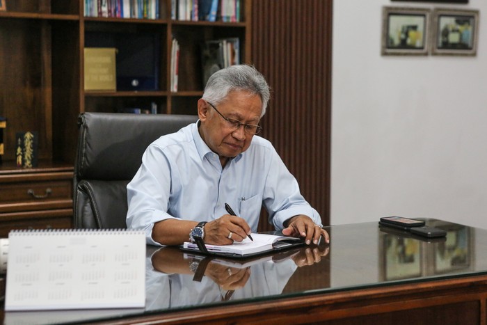 Menteri Pendidikan Tinggi, Sains, dan Teknologi (Mendikti Saintek) Satryo Soemantri Brodjonegoro bersiap untuk menyampaikan klarifikasi terkait aksi demo yang terjadi di Kantor Kementerian Pendidikan Tinggi, Sains, dan Teknologi di Rumah Dinas, Jakarta, Senin (20/1/2025). Dalam klarifikasinya, Mendikti Saintek mengatakan telah mengundang dan berdiskusi dengan dua tokoh aksi demo serta tidak ada pemecatan hanya rotasi atau mutasi pegawai. ANTARA FOTO/Asprilla Dwi Adha