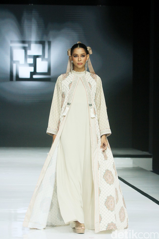 Fashion show koleksi baju Lebaran 2025 dari brand Ivan Gunawan Prive di Pondok Indah Mall, Jakarta Selatan, Sabtu [18/1/2025]. Ivan menghadirkan koleksi busana yang memadukan nuansa aristokrat abad pertengahan dan sentuhan kemewahan kontemporer. Foto: Mohammad Abduh/detikcom.