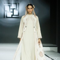 Fashion show koleksi baju Lebaran 2025 dari brand Ivan Gunawan Prive di Pondok Indah Mall, Jakarta Selatan, Sabtu [18/1/2025]. Ivan menghadirkan koleksi busana yang memadukan nuansa aristokrat abad pertengahan dan sentuhan kemewahan kontemporer. Foto: Mohammad Abduh/detikcom.