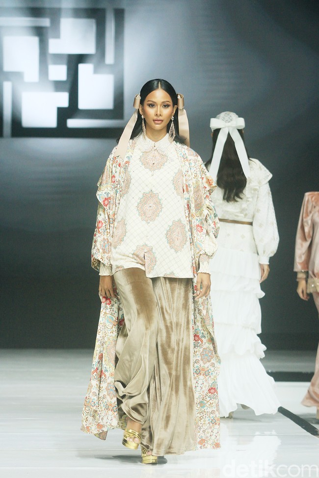 Fashion show koleksi baju Lebaran 2025 dari brand Ivan Gunawan Prive di Pondok Indah Mall, Jakarta Selatan, Sabtu [18/1/2025]. Ivan menghadirkan koleksi busana yang memadukan nuansa aristokrat abad pertengahan dan sentuhan kemewahan kontemporer. Foto: Mohammad Abduh/detikcom.
