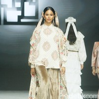 Fashion show koleksi baju Lebaran 2025 dari brand Ivan Gunawan Prive di Pondok Indah Mall, Jakarta Selatan, Sabtu [18/1/2025]. Ivan menghadirkan koleksi busana yang memadukan nuansa aristokrat abad pertengahan dan sentuhan kemewahan kontemporer. Foto: Mohammad Abduh/detikcom.