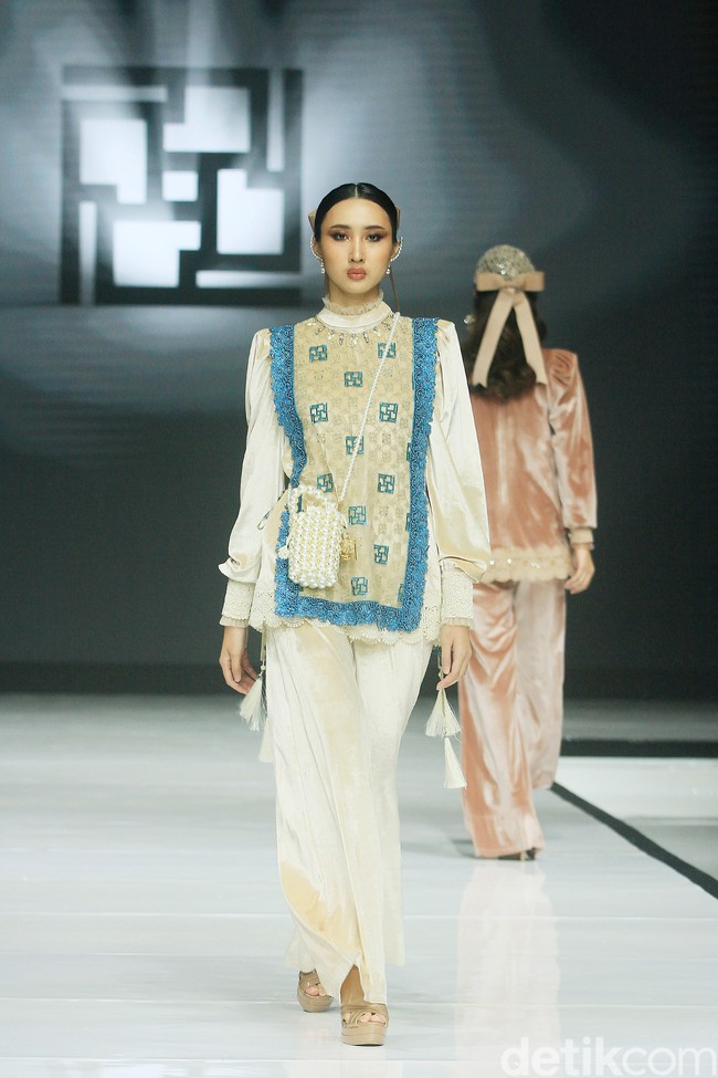 Fashion show koleksi baju Lebaran 2025 dari brand Ivan Gunawan Prive di Pondok Indah Mall, Jakarta Selatan, Sabtu [18/1/2025]. Ivan menghadirkan koleksi busana yang memadukan nuansa aristokrat abad pertengahan dan sentuhan kemewahan kontemporer. Foto: Mohammad Abduh/detikcom.