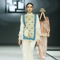Fashion show koleksi baju Lebaran 2025 dari brand Ivan Gunawan Prive di Pondok Indah Mall, Jakarta Selatan, Sabtu [18/1/2025]. Ivan menghadirkan koleksi busana yang memadukan nuansa aristokrat abad pertengahan dan sentuhan kemewahan kontemporer. Foto: Mohammad Abduh/detikcom.