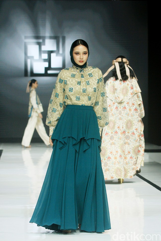 Fashion show koleksi baju Lebaran 2025 dari brand Ivan Gunawan Prive di Pondok Indah Mall, Jakarta Selatan, Sabtu [18/1/2025]. Ivan menghadirkan koleksi busana yang memadukan nuansa aristokrat abad pertengahan dan sentuhan kemewahan kontemporer.  Foto: Mohammad Abduh/detikcom.