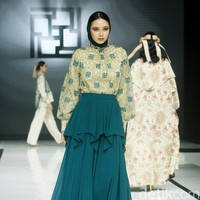 Fashion show koleksi baju Lebaran 2025 dari brand Ivan Gunawan Prive di Pondok Indah Mall, Jakarta Selatan, Sabtu [18/1/2025]. Ivan menghadirkan koleksi busana yang memadukan nuansa aristokrat abad pertengahan dan sentuhan kemewahan kontemporer.  Foto: Mohammad Abduh/detikcom.