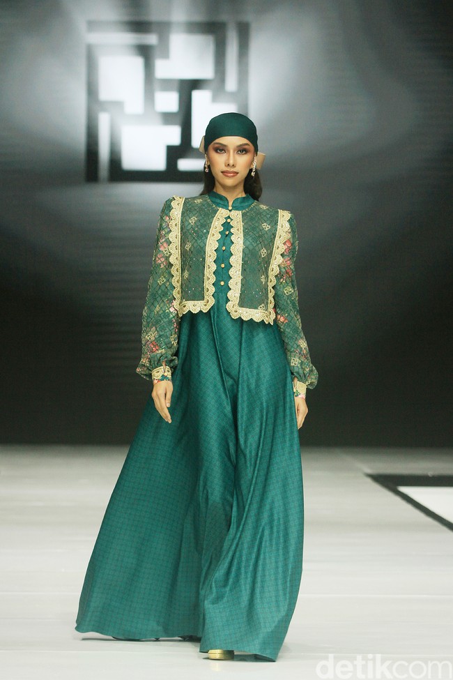 Fashion show koleksi baju Lebaran 2025 dari brand Ivan Gunawan Prive di Pondok Indah Mall, Jakarta Selatan, Sabtu [18/1/2025]. Ivan menghadirkan koleksi busana yang memadukan nuansa aristokrat abad pertengahan dan sentuhan kemewahan kontemporer. Foto: Mohammad Abduh/detikcom.