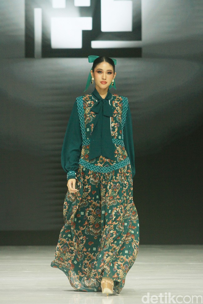Fashion show koleksi baju Lebaran 2025 dari brand Ivan Gunawan Prive di Pondok Indah Mall, Jakarta Selatan, Sabtu [18/1/2025]. Ivan menghadirkan koleksi busana yang memadukan nuansa aristokrat abad pertengahan dan sentuhan kemewahan kontemporer. Foto: Mohammad Abduh/detikcom.