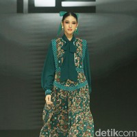 Fashion show koleksi baju Lebaran 2025 dari brand Ivan Gunawan Prive di Pondok Indah Mall, Jakarta Selatan, Sabtu [18/1/2025]. Ivan menghadirkan koleksi busana yang memadukan nuansa aristokrat abad pertengahan dan sentuhan kemewahan kontemporer. Foto: Mohammad Abduh/detikcom.