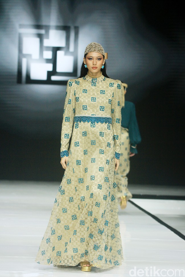 Fashion show koleksi baju Lebaran 2025 dari brand Ivan Gunawan Prive di Pondok Indah Mall, Jakarta Selatan, Sabtu [18/1/2025]. Ivan menghadirkan koleksi busana yang memadukan nuansa aristokrat abad pertengahan dan sentuhan kemewahan kontemporer.  Foto: Mohammad Abduh/detikcom.