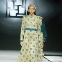 Fashion show koleksi baju Lebaran 2025 dari brand Ivan Gunawan Prive di Pondok Indah Mall, Jakarta Selatan, Sabtu [18/1/2025]. Ivan menghadirkan koleksi busana yang memadukan nuansa aristokrat abad pertengahan dan sentuhan kemewahan kontemporer.  Foto: Mohammad Abduh/detikcom.