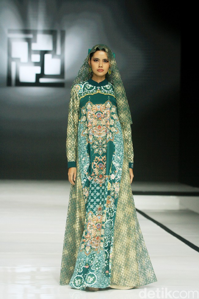 Fashion show koleksi baju Lebaran 2025 dari brand Ivan Gunawan Prive di Pondok Indah Mall, Jakarta Selatan, Sabtu [18/1/2025]. Ivan menghadirkan koleksi busana yang memadukan nuansa aristokrat abad pertengahan dan sentuhan kemewahan kontemporer. Foto: Mohammad Abduh/detikcom.