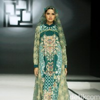 Fashion show koleksi baju Lebaran 2025 dari brand Ivan Gunawan Prive di Pondok Indah Mall, Jakarta Selatan, Sabtu [18/1/2025]. Ivan menghadirkan koleksi busana yang memadukan nuansa aristokrat abad pertengahan dan sentuhan kemewahan kontemporer. Foto: Mohammad Abduh/detikcom.