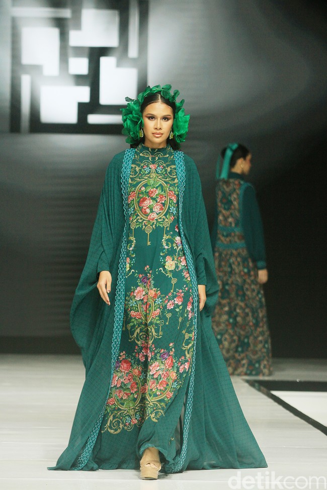 Fashion show koleksi baju Lebaran 2025 dari brand Ivan Gunawan Prive di Pondok Indah Mall, Jakarta Selatan, Sabtu [18/1/2025]. Ivan menghadirkan koleksi busana yang memadukan nuansa aristokrat abad pertengahan dan sentuhan kemewahan kontemporer. Foto: Mohammad Abduh/detikcom.