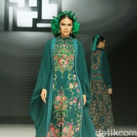 Fashion show koleksi baju Lebaran 2025 dari brand Ivan Gunawan Prive di Pondok Indah Mall, Jakarta Selatan, Sabtu [18/1/2025]. Ivan menghadirkan koleksi busana yang memadukan nuansa aristokrat abad pertengahan dan sentuhan kemewahan kontemporer. Foto: Mohammad Abduh/detikcom.