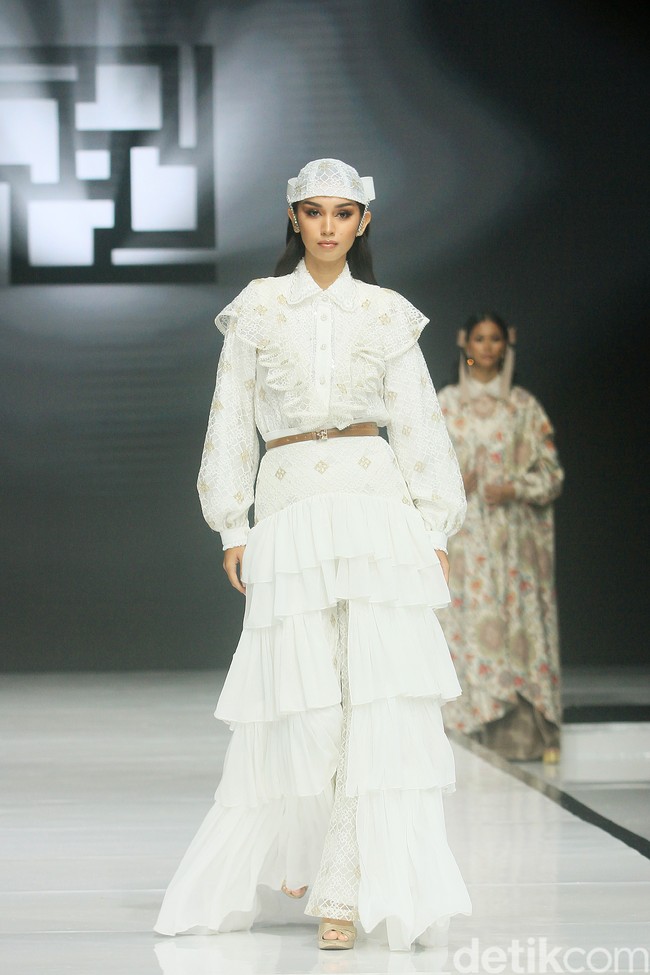 Fashion show koleksi baju Lebaran 2025 dari brand Ivan Gunawan Prive di Pondok Indah Mall, Jakarta Selatan, Sabtu [18/1/2025]. Ivan menghadirkan koleksi busana yang memadukan nuansa aristokrat abad pertengahan dan sentuhan kemewahan kontemporer. Foto: Mohammad Abduh/detikcom.