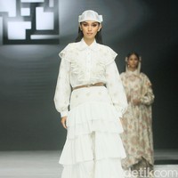 Fashion show koleksi baju Lebaran 2025 dari brand Ivan Gunawan Prive di Pondok Indah Mall, Jakarta Selatan, Sabtu [18/1/2025]. Ivan menghadirkan koleksi busana yang memadukan nuansa aristokrat abad pertengahan dan sentuhan kemewahan kontemporer. Foto: Mohammad Abduh/detikcom.