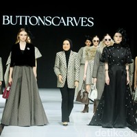 Monogram ‘B’ telah menjadi ciri khas koleksi busana Buttonscarves. Memasuki tahun ke-9, jenama yang didirikan Linda Anggrea ini mengemasnya dengan tampilan baru. Monogram dari logo Buttonscarves tersebut menghiasi 24 set busana yang muncul di peragaan bertajuk ‘Shades of Noire’ yang digelar di acara Garis Poetih Raya Festival 2025, Pondok Indah Mall, Jakarta Selatan. Jumat [17/1/2025]. Foto: Mohammad Abduh/detikcom.