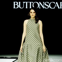 Monogram ‘B’ telah menjadi ciri khas koleksi busana Buttonscarves. Memasuki tahun ke-9, jenama yang didirikan Linda Anggrea ini mengemasnya dengan tampilan baru. Monogram dari logo Buttonscarves tersebut menghiasi 24 set busana yang muncul di peragaan bertajuk ‘Shades of Noire’ yang digelar di acara Garis Poetih Raya Festival 2025, Pondok Indah Mall, Jakarta Selatan. Jumat [17/1/2025]. Foto: Mohammad Abduh/detikcom.