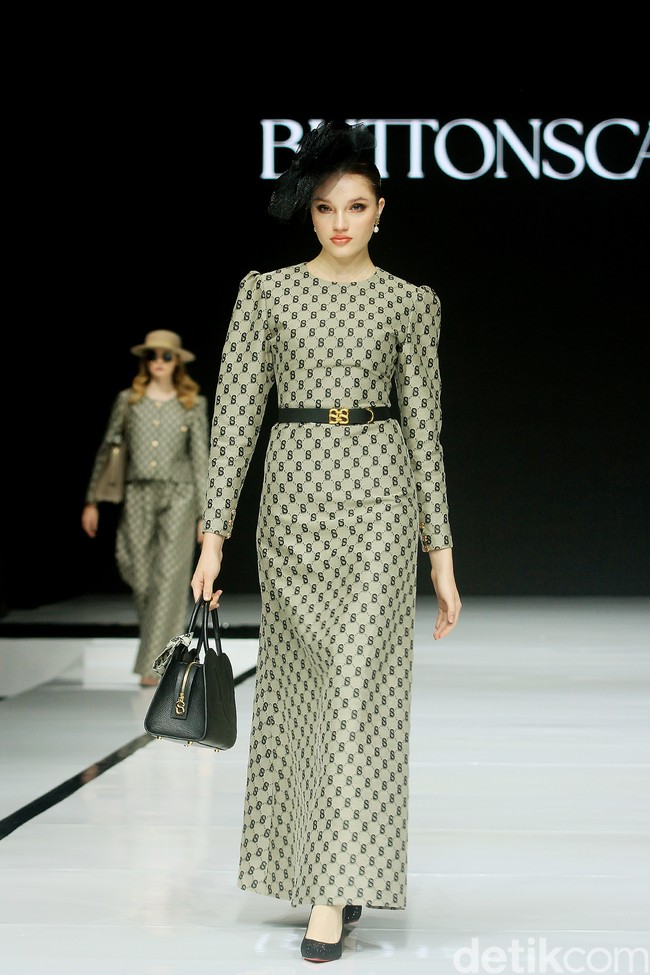 Monogram ‘B’ telah menjadi ciri khas koleksi busana Buttonscarves. Memasuki tahun ke-9, jenama yang didirikan Linda Anggrea ini mengemasnya dengan tampilan baru. Monogram dari logo Buttonscarves tersebut menghiasi 24 set busana yang muncul di peragaan bertajuk ‘Shades of Noire’ yang digelar di acara Garis Poetih Raya Festival 2025, Pondok Indah Mall, Jakarta Selatan. Jumat [17/1/2025]. Foto: Mohammad Abduh/detikcom.