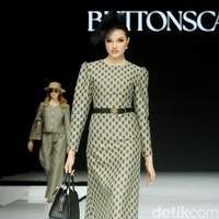 Monogram ‘B’ telah menjadi ciri khas koleksi busana Buttonscarves. Memasuki tahun ke-9, jenama yang didirikan Linda Anggrea ini mengemasnya dengan tampilan baru. Monogram dari logo Buttonscarves tersebut menghiasi 24 set busana yang muncul di peragaan bertajuk ‘Shades of Noire’ yang digelar di acara Garis Poetih Raya Festival 2025, Pondok Indah Mall, Jakarta Selatan. Jumat [17/1/2025]. Foto: Mohammad Abduh/detikcom.