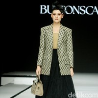 Monogram ‘B’ telah menjadi ciri khas koleksi busana Buttonscarves. Memasuki tahun ke-9, jenama yang didirikan Linda Anggrea ini mengemasnya dengan tampilan baru. Monogram dari logo Buttonscarves tersebut menghiasi 24 set busana yang muncul di peragaan bertajuk ‘Shades of Noire’ yang digelar di acara Garis Poetih Raya Festival 2025, Pondok Indah Mall, Jakarta Selatan. Jumat [17/1/2025]. Foto: Mohammad Abduh/detikcom.