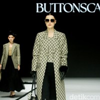 Monogram ‘B’ telah menjadi ciri khas koleksi busana Buttonscarves. Memasuki tahun ke-9, jenama yang didirikan Linda Anggrea ini mengemasnya dengan tampilan baru. Monogram dari logo Buttonscarves tersebut menghiasi 24 set busana yang muncul di peragaan bertajuk ‘Shades of Noire’ yang digelar di acara Garis Poetih Raya Festival 2025, Pondok Indah Mall, Jakarta Selatan. Jumat [17/1/2025]. Foto: Mohammad Abduh/detikcom.