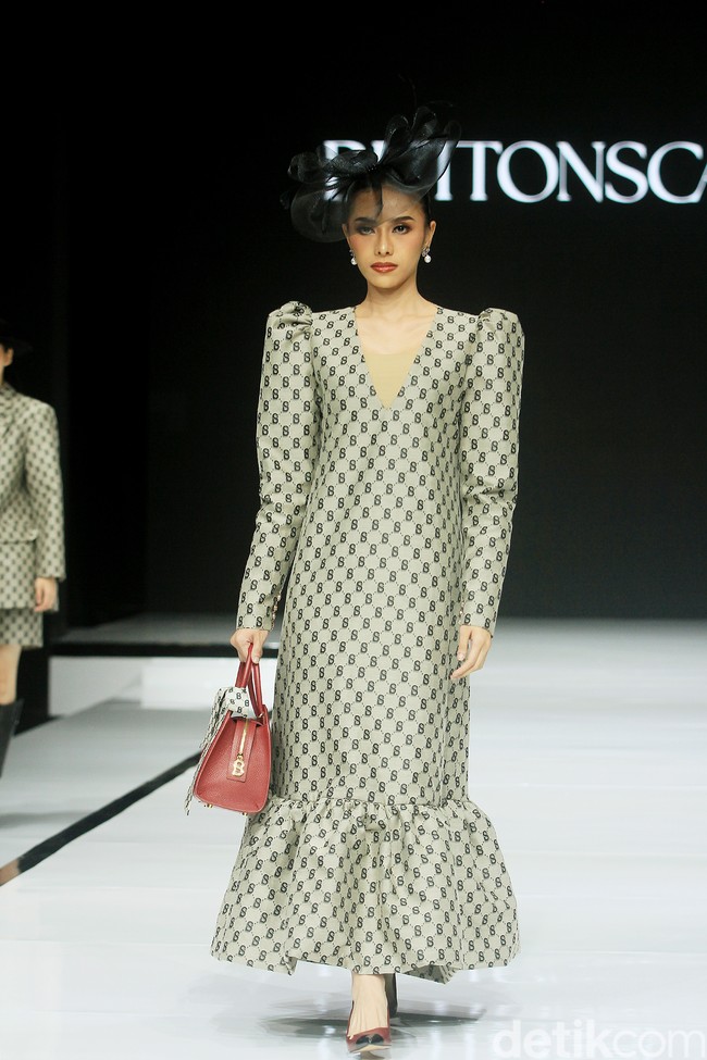 Monogram ‘B’ telah menjadi ciri khas koleksi busana Buttonscarves. Memasuki tahun ke-9, jenama yang didirikan Linda Anggrea ini mengemasnya dengan tampilan baru. Monogram dari logo Buttonscarves tersebut menghiasi 24 set busana yang muncul di peragaan bertajuk ‘Shades of Noire’ yang digelar di acara Garis Poetih Raya Festival 2025, Pondok Indah Mall, Jakarta Selatan. Jumat [17/1/2025]. Foto: Mohammad Abduh/detikcom.