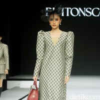 Monogram ‘B’ telah menjadi ciri khas koleksi busana Buttonscarves. Memasuki tahun ke-9, jenama yang didirikan Linda Anggrea ini mengemasnya dengan tampilan baru. Monogram dari logo Buttonscarves tersebut menghiasi 24 set busana yang muncul di peragaan bertajuk ‘Shades of Noire’ yang digelar di acara Garis Poetih Raya Festival 2025, Pondok Indah Mall, Jakarta Selatan. Jumat [17/1/2025]. Foto: Mohammad Abduh/detikcom.