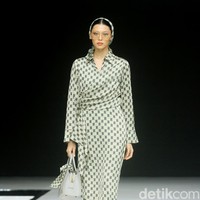 Monogram ‘B’ telah menjadi ciri khas koleksi busana Buttonscarves. Memasuki tahun ke-9, jenama yang didirikan Linda Anggrea ini mengemasnya dengan tampilan baru. Monogram dari logo Buttonscarves tersebut menghiasi 24 set busana yang muncul di peragaan bertajuk ‘Shades of Noire’ yang digelar di acara Garis Poetih Raya Festival 2025, Pondok Indah Mall, Jakarta Selatan. Jumat [17/1/2025]. Foto: Mohammad Abduh/detikcom.