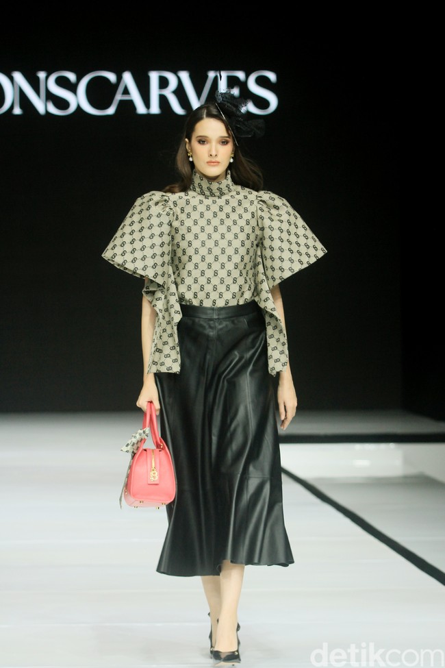 Monogram ‘B’ telah menjadi ciri khas koleksi busana Buttonscarves. Memasuki tahun ke-9, jenama yang didirikan Linda Anggrea ini mengemasnya dengan tampilan baru. Monogram dari logo Buttonscarves tersebut menghiasi 24 set busana yang muncul di peragaan bertajuk ‘Shades of Noire’ yang digelar di acara Garis Poetih Raya Festival 2025, Pondok Indah Mall, Jakarta Selatan. Jumat [17/1/2025]. Foto: Mohammad Abduh/detikcom.