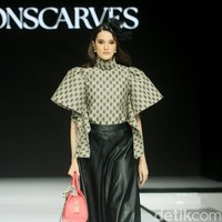 Monogram ‘B’ telah menjadi ciri khas koleksi busana Buttonscarves. Memasuki tahun ke-9, jenama yang didirikan Linda Anggrea ini mengemasnya dengan tampilan baru. Monogram dari logo Buttonscarves tersebut menghiasi 24 set busana yang muncul di peragaan bertajuk ‘Shades of Noire’ yang digelar di acara Garis Poetih Raya Festival 2025, Pondok Indah Mall, Jakarta Selatan. Jumat [17/1/2025]. Foto: Mohammad Abduh/detikcom.