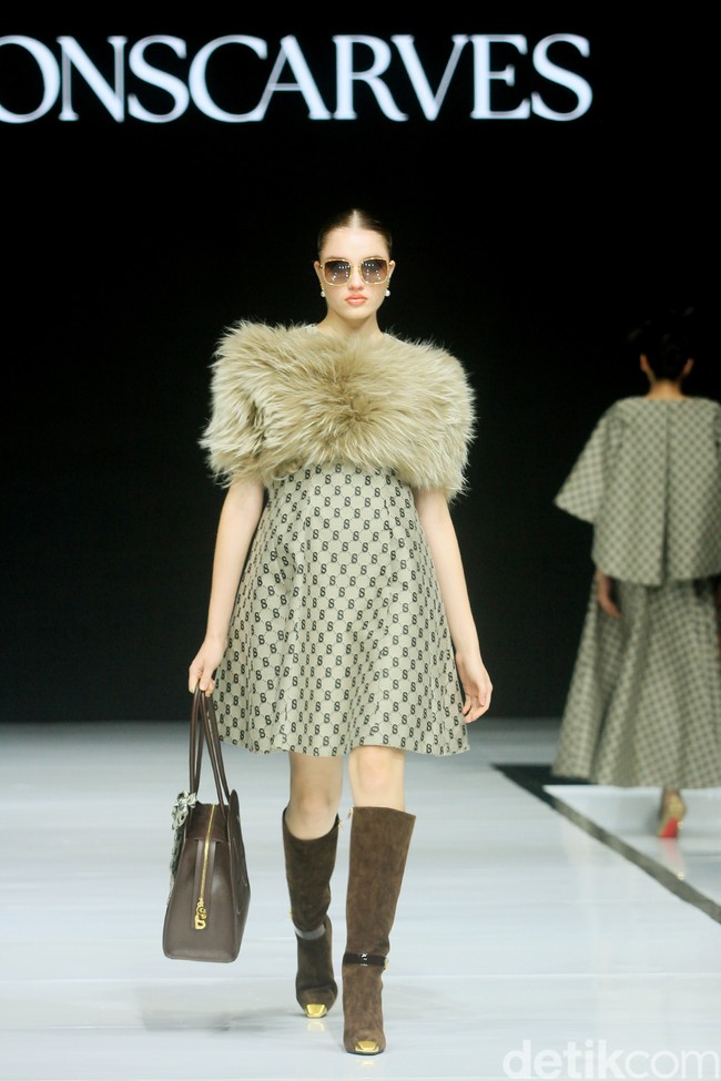 Monogram ‘B’ telah menjadi ciri khas koleksi busana Buttonscarves. Memasuki tahun ke-9, jenama yang didirikan Linda Anggrea ini mengemasnya dengan tampilan baru. Monogram dari logo Buttonscarves tersebut menghiasi 24 set busana yang muncul di peragaan bertajuk ‘Shades of Noire’ yang digelar di acara Garis Poetih Raya Festival 2025, Pondok Indah Mall, Jakarta Selatan. Jumat [17/1/2025]. Foto: Mohammad Abduh/detikcom.