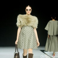 Monogram ‘B’ telah menjadi ciri khas koleksi busana Buttonscarves. Memasuki tahun ke-9, jenama yang didirikan Linda Anggrea ini mengemasnya dengan tampilan baru. Monogram dari logo Buttonscarves tersebut menghiasi 24 set busana yang muncul di peragaan bertajuk ‘Shades of Noire’ yang digelar di acara Garis Poetih Raya Festival 2025, Pondok Indah Mall, Jakarta Selatan. Jumat [17/1/2025]. Foto: Mohammad Abduh/detikcom.