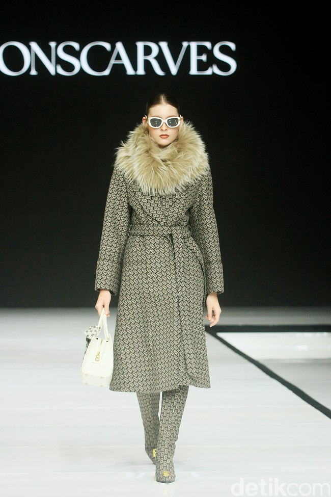 Monogram ‘B’ telah menjadi ciri khas koleksi busana Buttonscarves. Memasuki tahun ke-9, jenama yang didirikan Linda Anggrea ini mengemasnya dengan tampilan baru. Monogram dari logo Buttonscarves tersebut menghiasi 24 set busana yang muncul di peragaan bertajuk ‘Shades of Noire’ yang digelar di acara Garis Poetih Raya Festival 2025, Pondok Indah Mall, Jakarta Selatan. Jumat [17/1/2025]. Foto: Mohammad Abduh/detikcom.