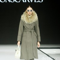 Monogram ‘B’ telah menjadi ciri khas koleksi busana Buttonscarves. Memasuki tahun ke-9, jenama yang didirikan Linda Anggrea ini mengemasnya dengan tampilan baru. Monogram dari logo Buttonscarves tersebut menghiasi 24 set busana yang muncul di peragaan bertajuk ‘Shades of Noire’ yang digelar di acara Garis Poetih Raya Festival 2025, Pondok Indah Mall, Jakarta Selatan. Jumat [17/1/2025]. Foto: Mohammad Abduh/detikcom.