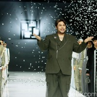 Fashion show koleksi baju Lebaran 2025 dari brand Ivan Gunawan Prive di Pondok Indah Mall, Jakarta Selatan, Sabtu [18/1/2025]. Ivan menghadirkan koleksi busana yang memadukan nuansa aristokrat abad pertengahan dan sentuhan kemewahan kontemporer.  Foto: Mohammad Abduh/detikcom.