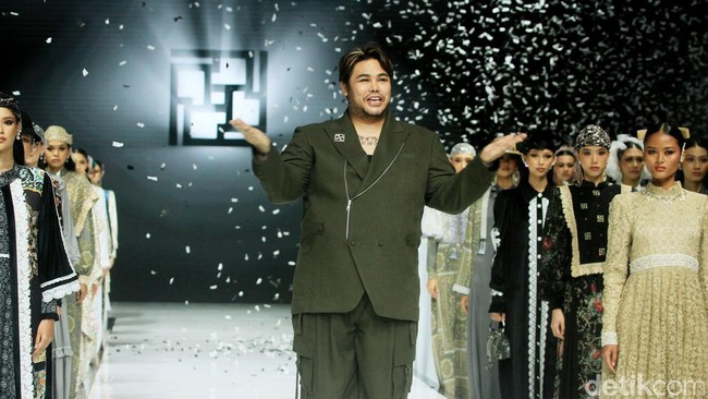 Fashion show koleksi baju Lebaran 2025 dari brand Ivan Gunawan Prive di Pondok Indah Mall, Jakarta Selatan, Sabtu [18/1/2025]. Ivan menghadirkan koleksi busana yang memadukan nuansa aristokrat abad pertengahan dan sentuhan kemewahan kontemporer.  Foto: Mohammad Abduh/detikcom.