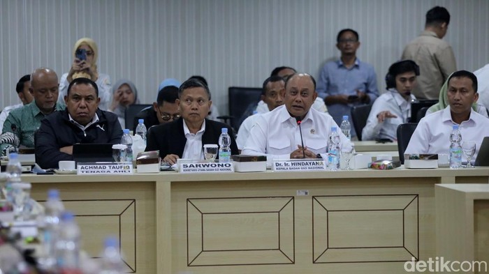 Komite 3 DPD RI Raker Dengan Kepala Badan Gizi Nasional Komite III DPD RI menggelar Rapat Kerja (Raker) dengan Kepala Badan Gizi Nasional Dadan Hindayana di Ruang Kutai DPD RI, Kompleks Parlemen, Senayan, Jakarta Selasa (21 Januari 2025). Dalam raker tersebut dipimpin langsung Ketua Komite III DPD RI Filep Wamafma mendukung Program Pemerintahan Prabowo-Gibran Makan Bergizi Gratis (MBG) untuk anak sekolah, Ibu Hamil dan menyusui.