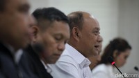 Kepala Badan Gizi Nasional Dadan Hindayana memberikan pemaparan kepada Ketua Komite III DPD RI Filep Wamafma.  
