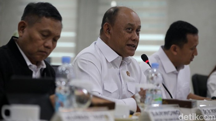 Komite III DPD RI menggelar Rapat Kerja (Raker) dengan Kepala Badan Gizi Nasional Dadan Hindayana di Ruang Kutai DPD RI, Kompleks Parlemen, Senayan, Jakarta Selasa (21 Januari 2025). Dalam raker tersebut dipimpin langsung Ketua Komite III DPD RI Filep Wamafma mendukung Program Pemerintahan Prabowo-Gibran Makan Bergizi Gratis (MBG) untuk anak sekolah, Ibu Hamil dan menyusui.