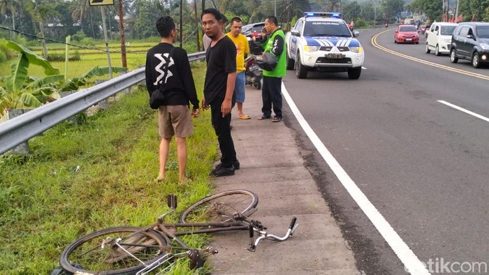 Kondisi kendaraan yang terlibat kecelakan di sekitar Tugu Pensil, Kulon Progo, Selasa (21/1/2025).