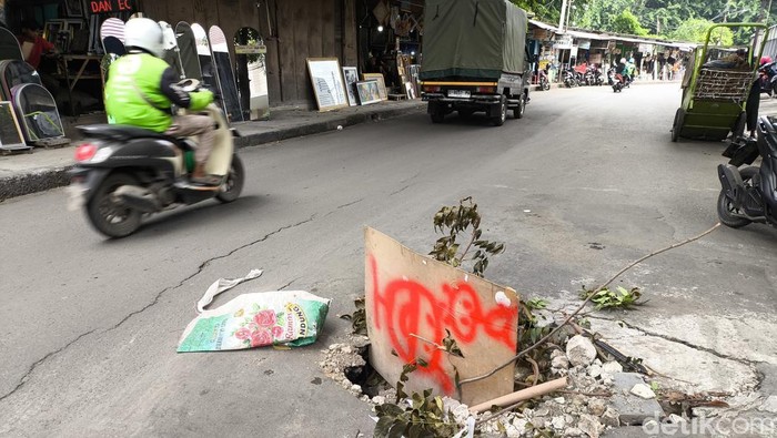 Kondisi lubang di Jalan Sukalila Selatan