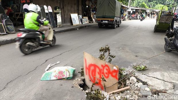 Kondisi lubang di Jalan Sukalila Selatan
