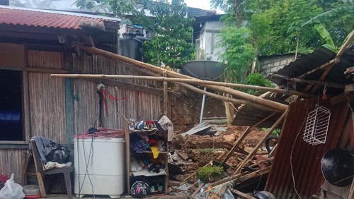 Kondisi rumah Yane Serlince Elik (58) di RT 07, RW 02, Kelurahan Oebufu, Kecamatan Oebobo, Kota Kupang, NTT, seusai longsor, Senin (20/1/2025). (Dok. Lurah Oebufu Zet Batmalo)