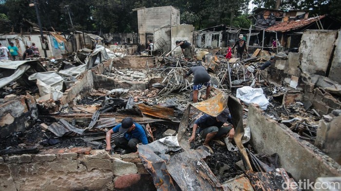 Kebakaran melanda kawasan padat penduduk di Jalan Kemayoran Gempol, Kebon Kosong, Kemayoran, Jakarta Pusat (Jakpus). Ratusan rumah ludes akibat kebakaran itu.